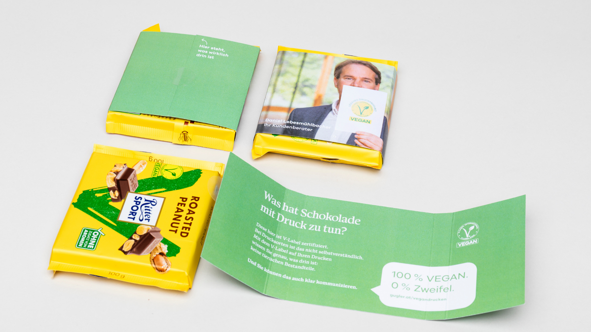 Print Mailing mit veganer Schokolade, gestalteter Banderole und V-Label als Bestandteil der Kampagne.