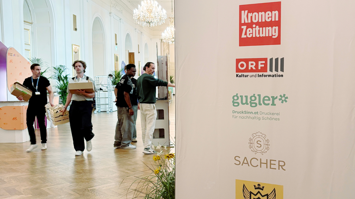 Partnerbereich beim Austrian World Summit 2026 in der Wiener Hofburg mit gugler* als Druckpartner der Schwarzenegger Climate Initiative.