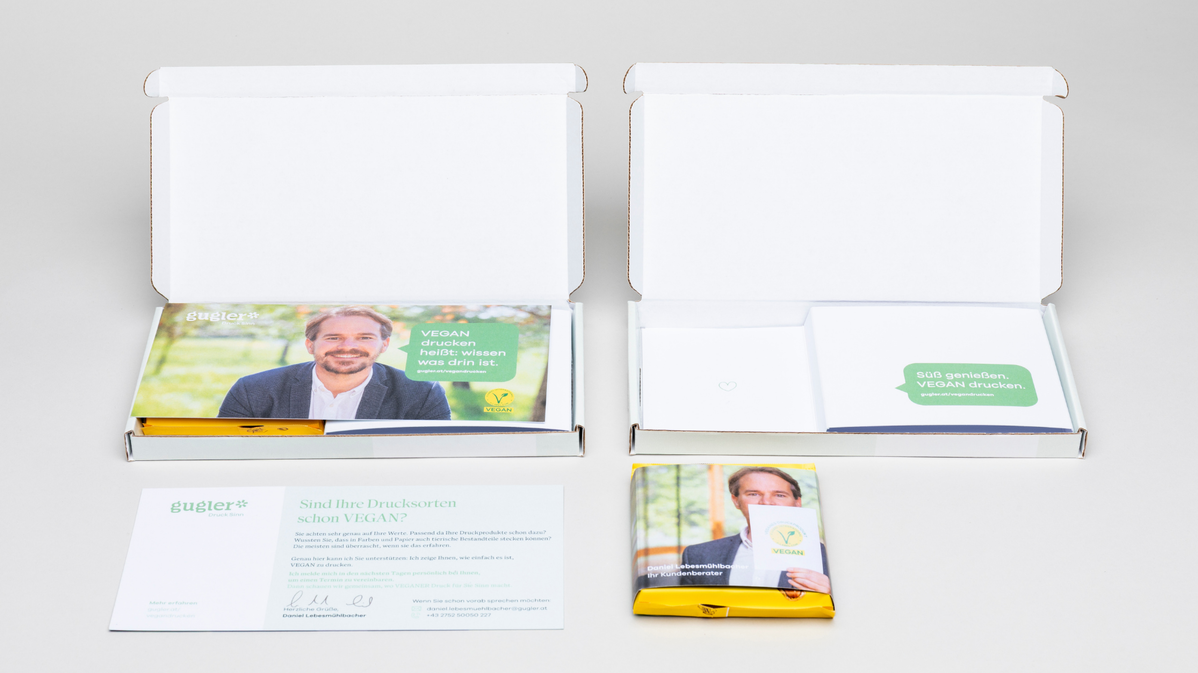Print Mailing mit veganer Schokolade, gestalteter Banderole und V-Label als Bestandteil der Kampagne.