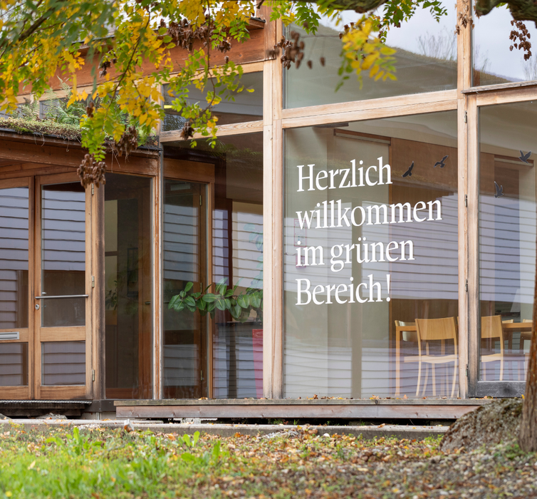 Nachhaltig produziertes Druckerei-Gebäude von gugler* mit Holzfassade und Begrünung