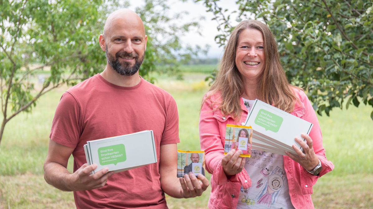 Kundenberater:innen von gugler* DruckSinn präsentieren das VEGANE Print Mailing mit Mailingbox und Schokolade